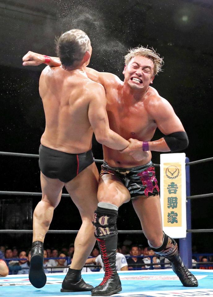 　鈴木みのる（左）にレインメーカーを決めるオカダ・カズチカ