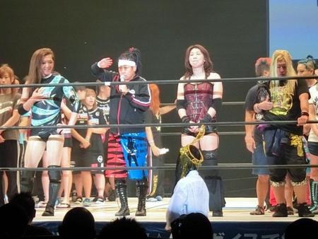 　旗揚げ１０周年大会を成功させ（左から）朱崇花、ＧＡＭＩ社長、桜花由美、山下りなが会場のファンに感謝