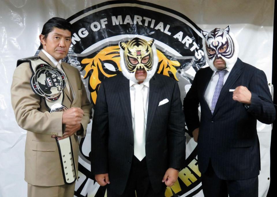 　ポーズを決める（左から）船木誠勝、初代タイガーマスク、スーパー・タイガー