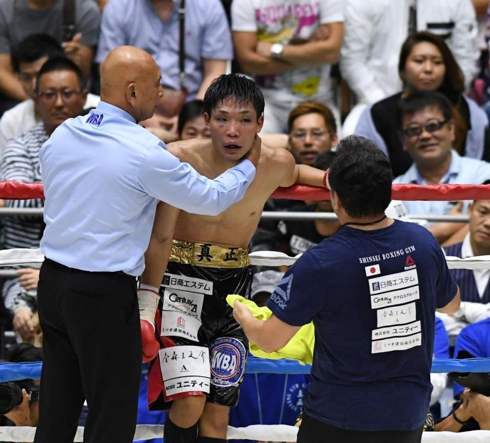 ９回、１分２１秒ＴＫＯで敗れる久保隼＝島津アリーナ京都（撮影・山口登）