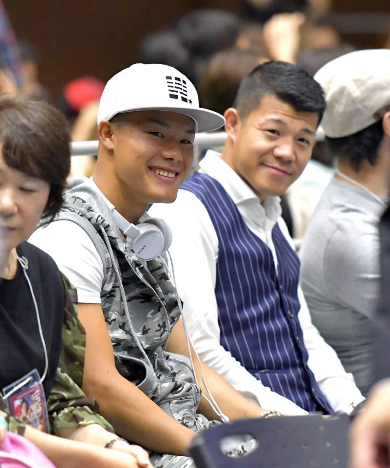 リングサイドで観戦する亀田和毅（左）と亀田興毅氏＝島津アリーナ京都（撮影・山口登）