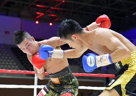 　７回、小西伶弥（左）は小野心と激し攻め合う