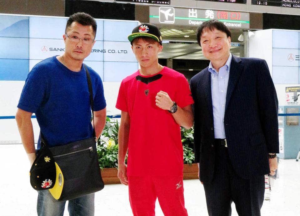 　米国出発前に意気込む井上尚弥（中央）と父の真吾トレーナー（左）、大橋会長