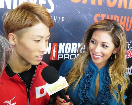 　女性リポーターの質問に答える井上尚弥（撮影・小林信行）