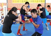 台湾体育運動大の女子選手を指導する高山勝成（手前右）