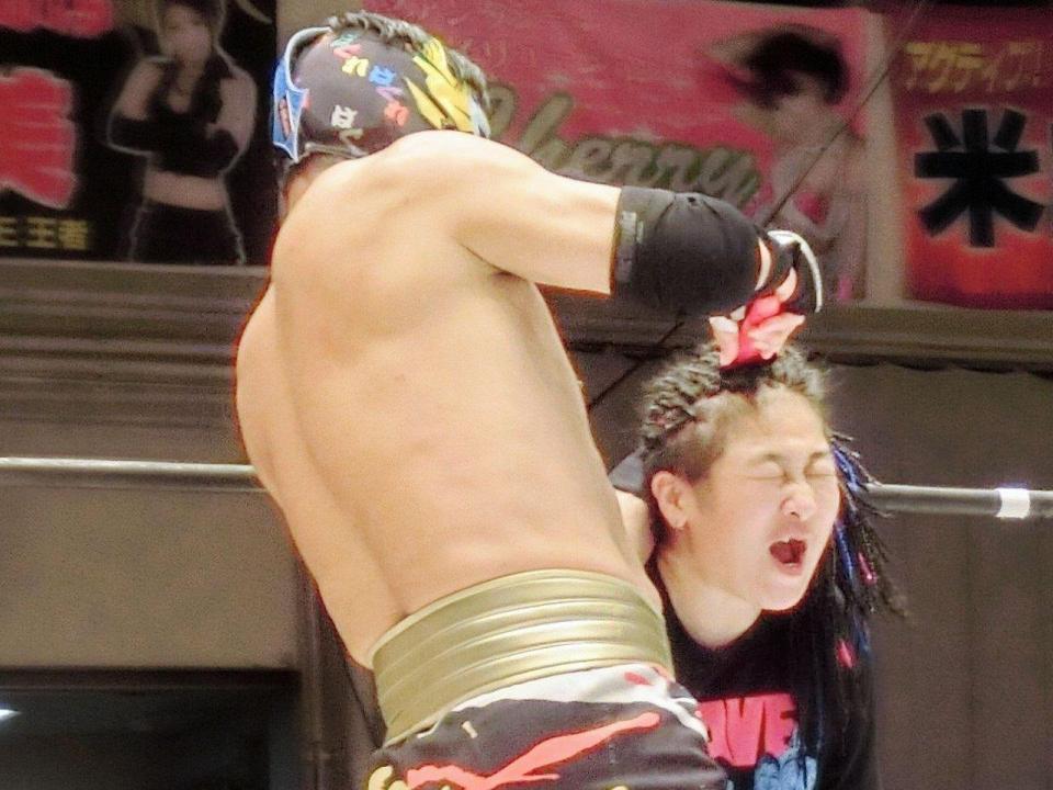 バリカンを手に急襲したカシンに前髪を刈られた二上社長＝後楽園ホール　 