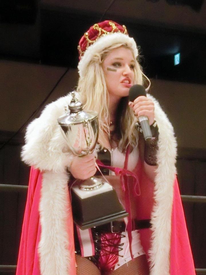 王冠とマントに身に包み「サイキョウ」と絶叫するトニー＝後楽園ホール　 