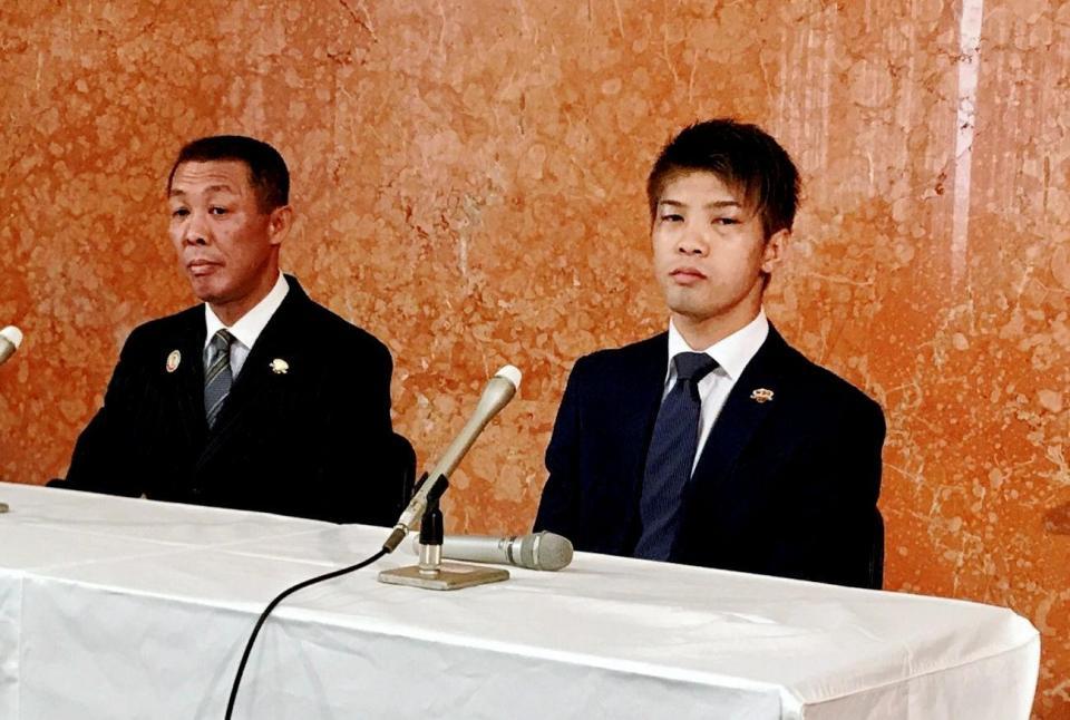 記者会見を行う田中恒成（右）と畑中清詞会長