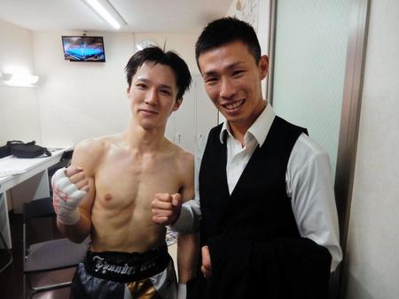 　再起を飾った中川健太（左）と親友の日本王者・船井龍一