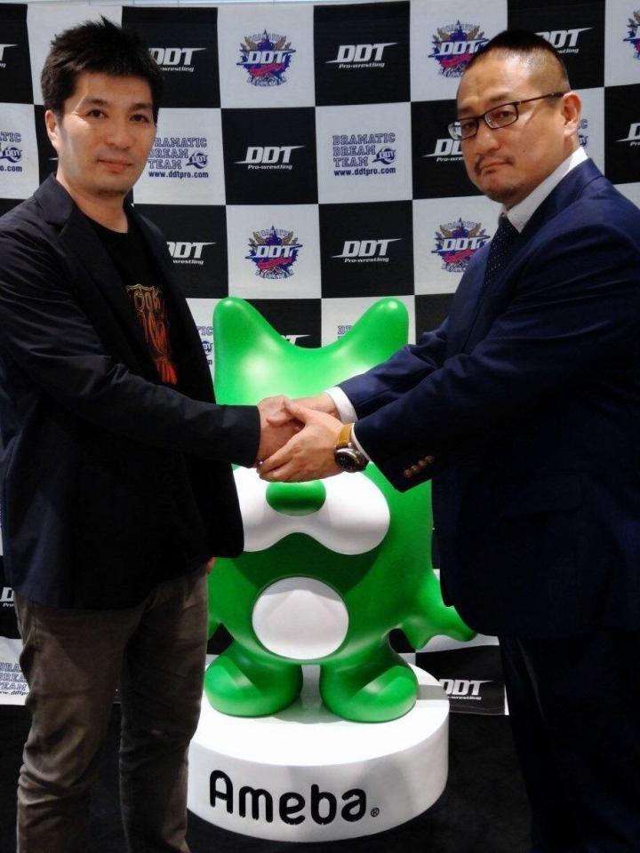 握手を交わすサイバーエージェントの藤田晋社長（左）とＤＤＴの高木三四郎社長