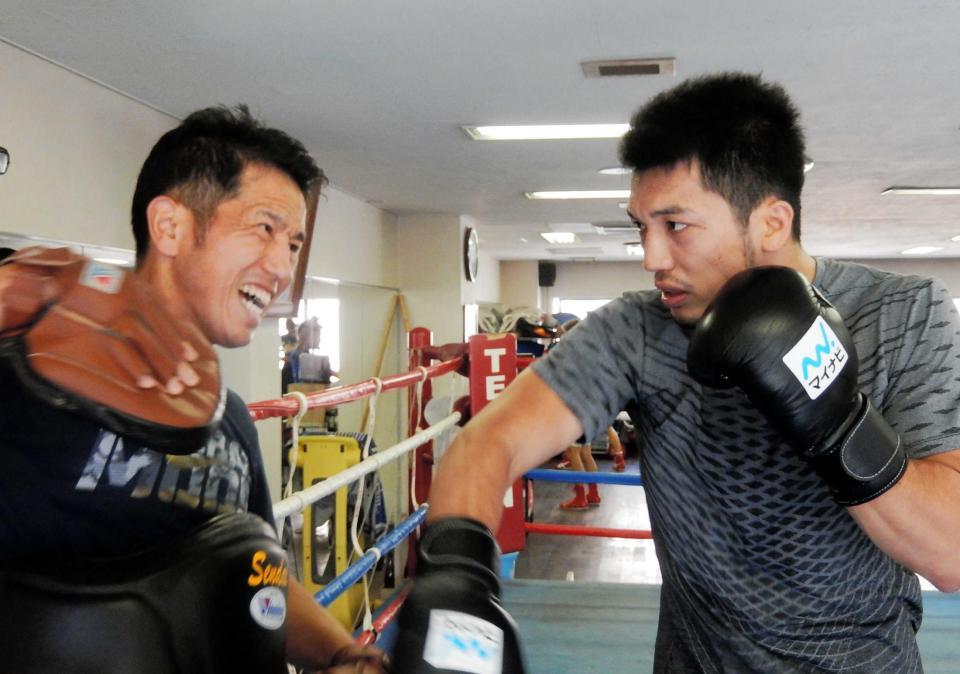 　ミットに右ストレートを打ち込む村田諒太