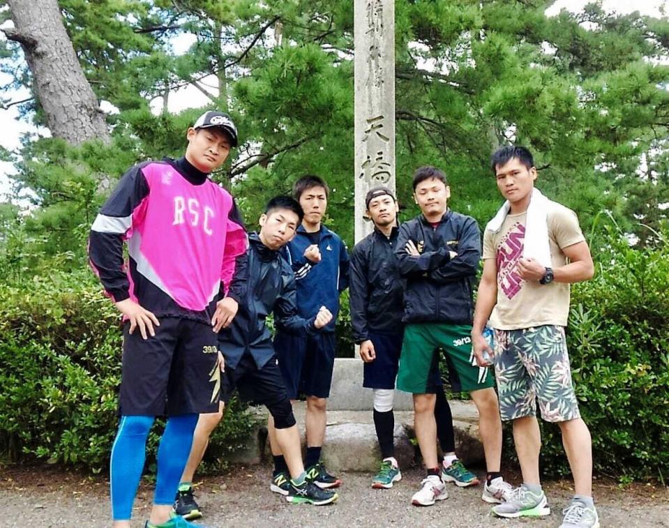　天橋立キャンプを開始した太尊康輝（左端）ら六島ジムの６選手