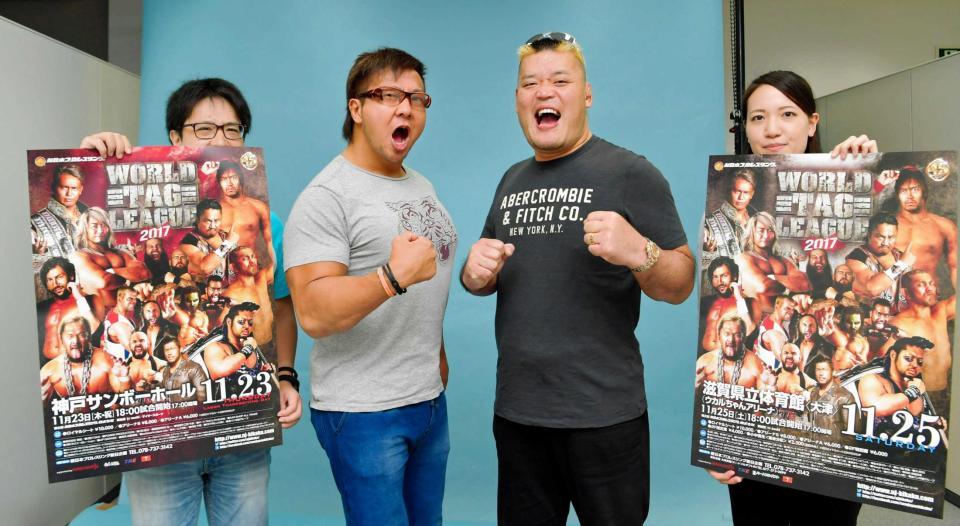 　笑顔でポーズを決める天山（中央右）と小島（同左）