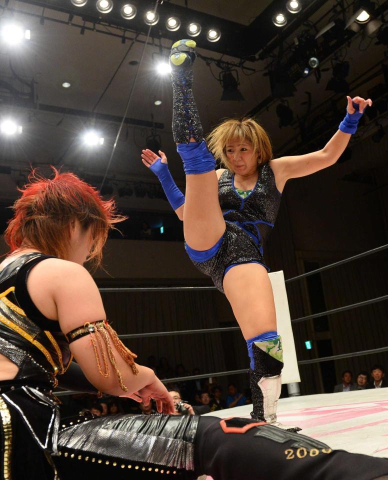 　彩羽匠（左）にかかと落としを見舞う美闘陽子