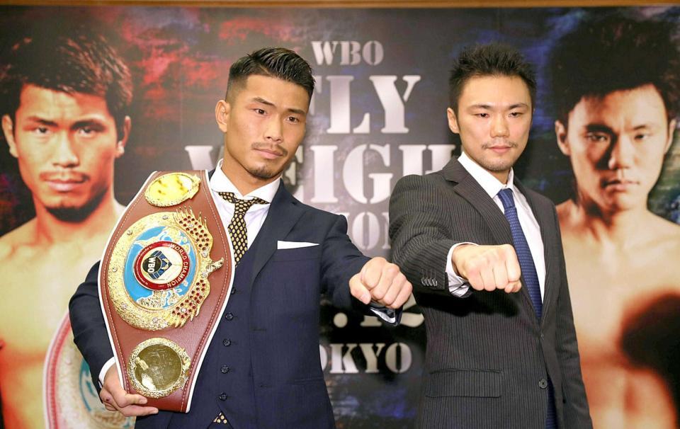 　大みそかに対戦が決まり、ポーズを決めるＷＢＯ世界フライ級王者の木村翔（左）と挑戦者の五十嵐俊幸