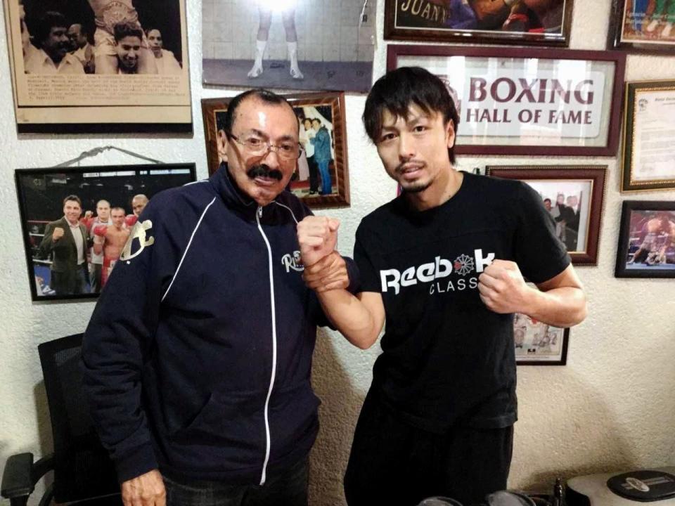 日本王座に挑戦する川口勝太（右）