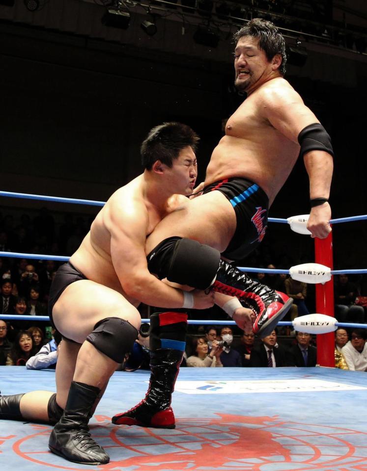 神谷英慶（左）にランニングニーを決める石川修司＝後楽園ホール