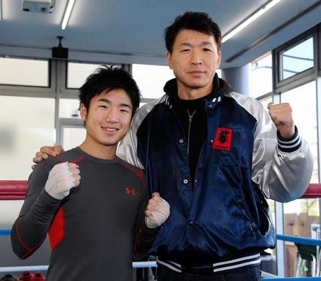 ２度目の防衛戦に向け抱負を語ったＷＢＣ世界ライトフライ級王者の拳四朗。右は父の寺地永会長（撮影・堀内翔）