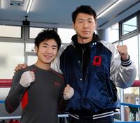 ２度目の防衛戦に向け抱負を語ったＷＢＣ世界ライトフライ級王者の拳四朗。右は父の寺地永会長（撮影・堀内翔）