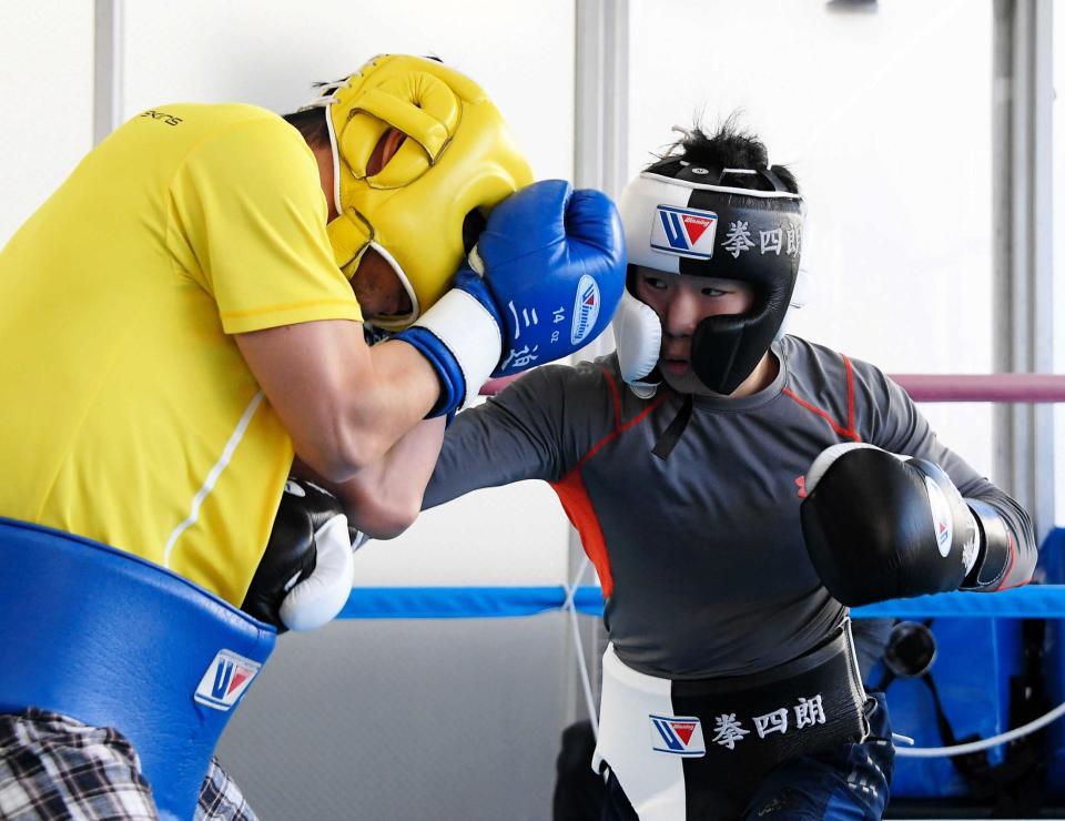 　２度目の防衛戦に向け公開スパーリングを行ったＷＢＣ世界ライトフライ級王者の拳四朗