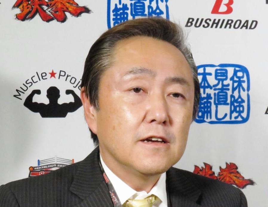 会見に出席した新日本プロレスの菅林直樹会長＝後楽園ホール