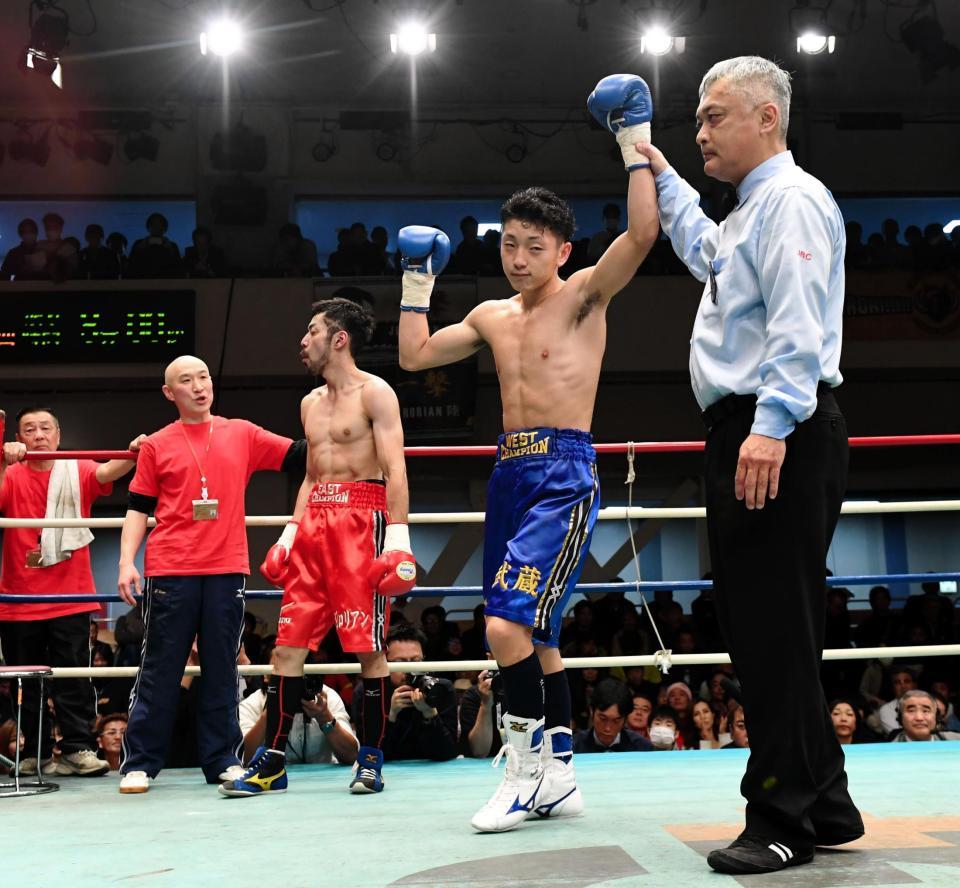 　ジロリアン陸（左から３人目）を判定勝ちで下した森武蔵（右から２人目）