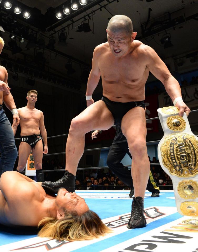 棚橋弘至（下）を攻める鈴木みのる＝後楽園ホール