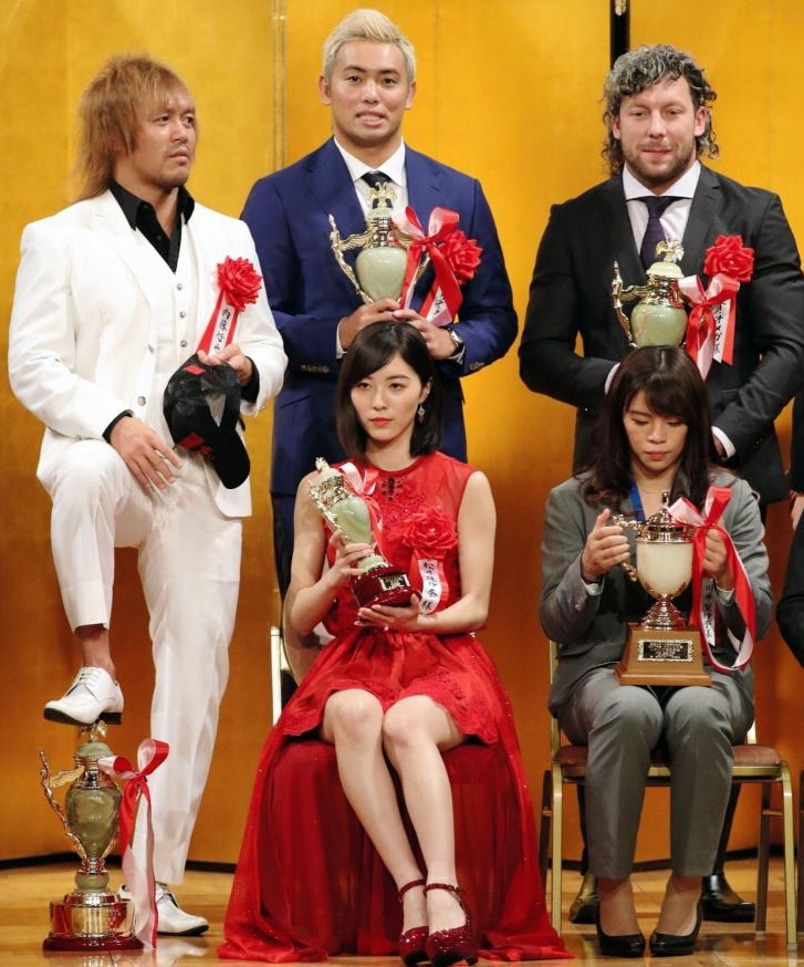 特別賞を受賞した松井珠理奈（下・中央）上・左から内藤哲也、オカダ・カズチカ、ケニー・オメガ＝グランドプリンスホテル高輪