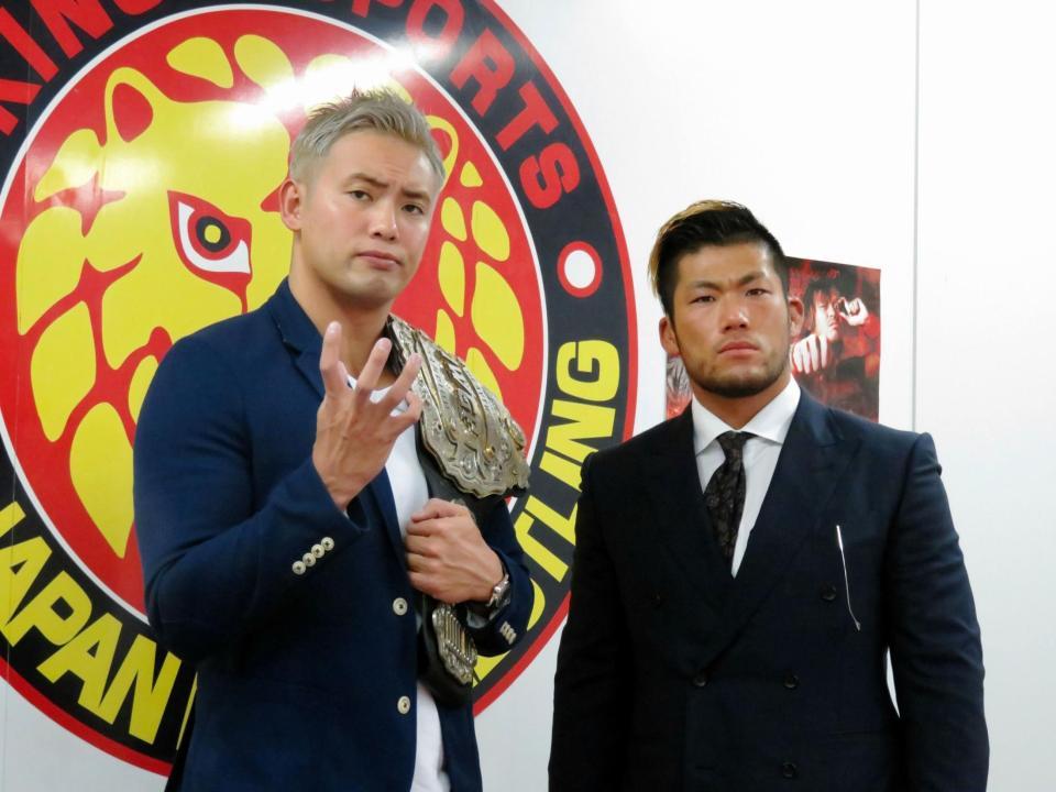 ポーズを決めるオカダ（左）とＳＡＮＡＤＡ