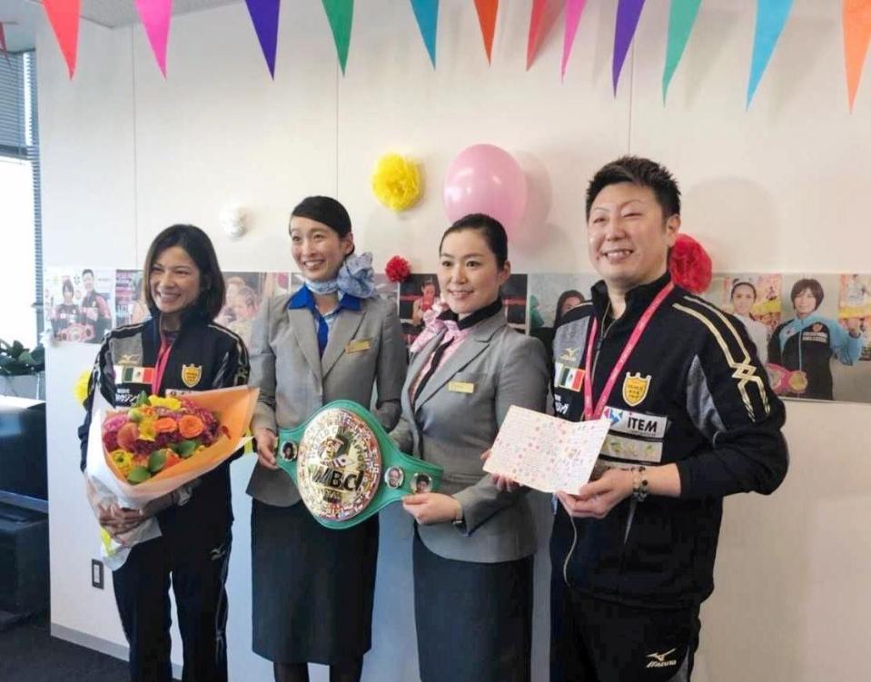 （左から）好川、ベルトを持つ青木、立石両客室乗務員、野上トレーナー