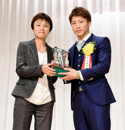 　副賞を受け取る井上尚弥（右）。左はデイリースポーツ東京報道部の山崎子弓運動担当部長