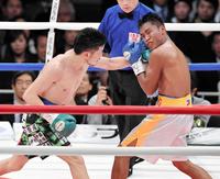 ７回、岩佐（左）の左フックがサウロンの顔面をとらえる＝両国国技館（撮影・出月俊成）