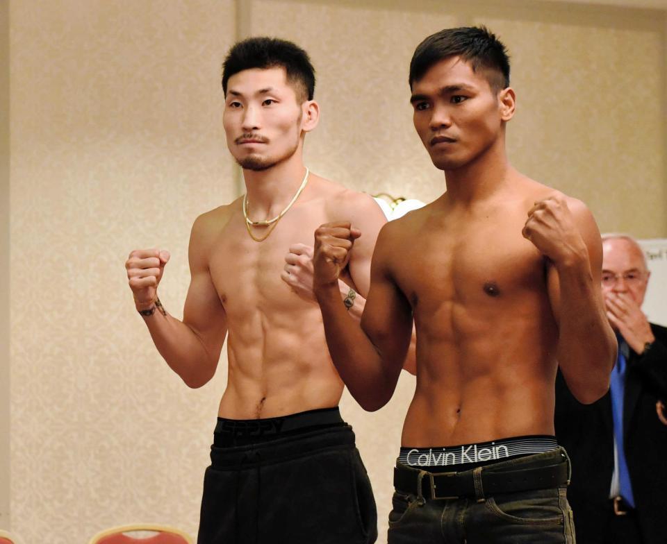 　岩佐亮佑（左）は対戦相手のエルネスト・サウロンとポーズを決める
