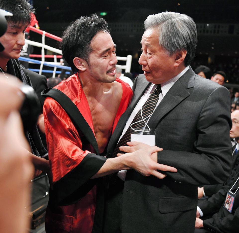 本田明彦会長（右）と抱き合う山中慎介＝両国国技館（撮影・西岡正）
