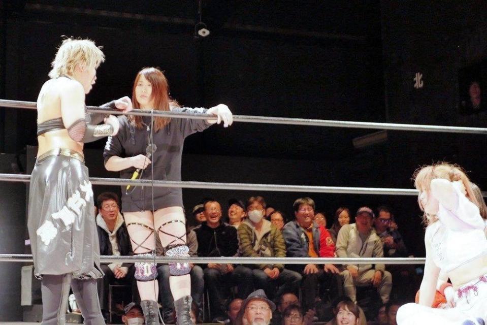 中野たむ（右）に電流爆破戦を要求された花月（左）は紫雷イオ（中央）を相棒に指名＝東京都江東区の新木場１ｓｔＲＩＮＧ