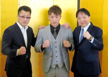 ３階級制覇に挑むことが決まった井上尚弥（中央）と井上真吾トレーナー（左）、大橋秀行会長