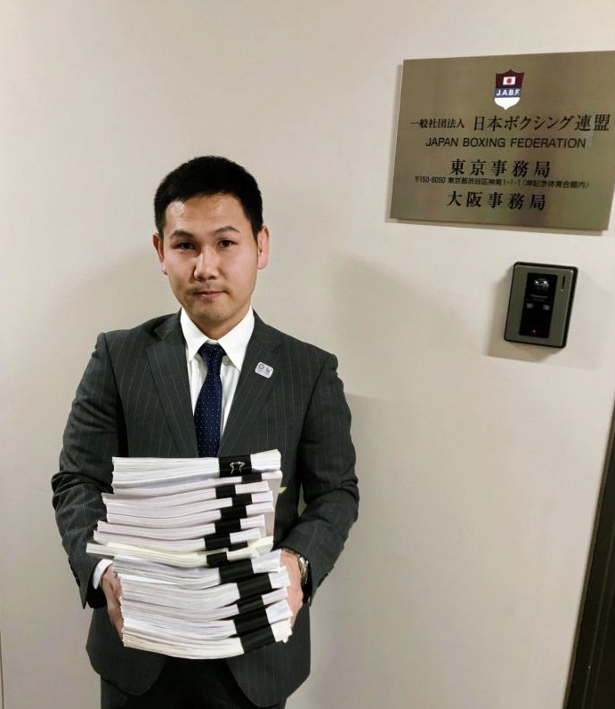 　日本ボクシング連盟大阪事務局を訪れた高山勝成