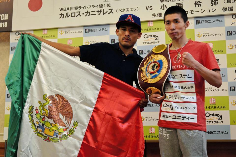 　調印式を終えた山中竜也（右）とカジェロス