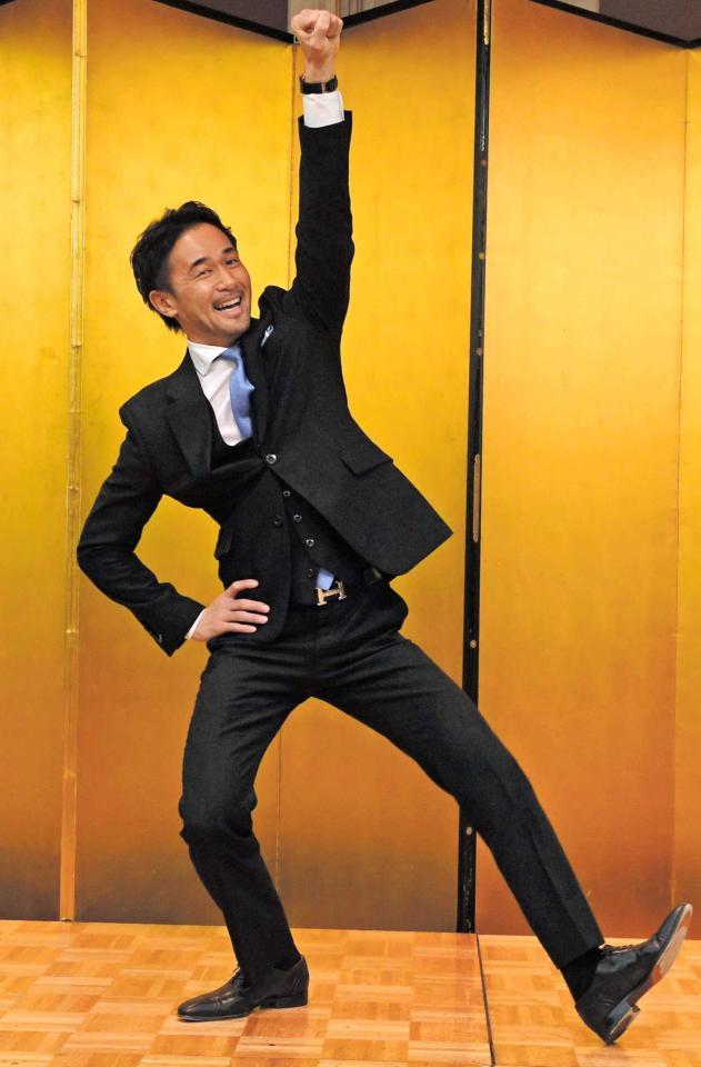 　引退会見で神の左を天に掲げポーズを決める山中慎介