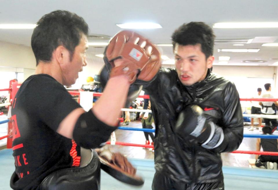 ミット打ちを行う村田