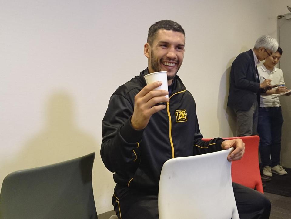 イタリアをイメージした三色の椅子に座ってエスプレッソを飲み干しご機嫌のブランダムラ