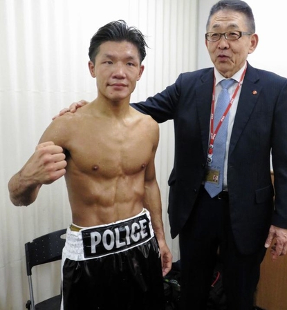 デビュー戦で勝利し、ポーズを決める杉田ダイスケ（左）とワタナベジムの渡辺均会長＝東京都文京区の後楽園ホール