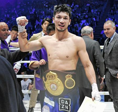 　チャンピオンベルトを巻き笑顔の村田諒太