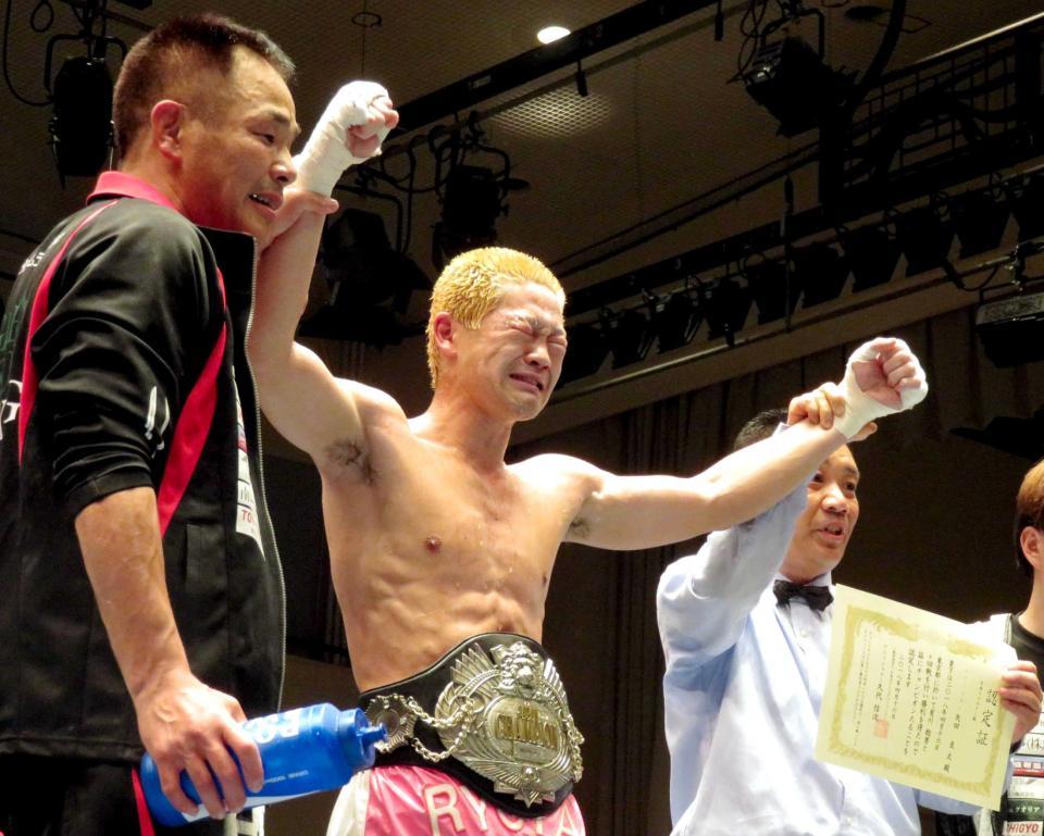　日本王座奪取に涙を流す矢田良太（中央）