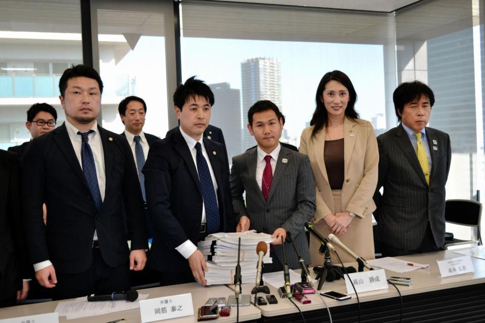 　日本スポーツ仲裁機構にスポーツ調停の申し立てを行った高山勝成（右から３人目）ら
