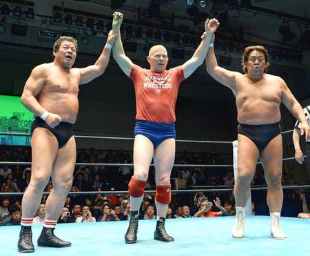 　勝利した（左から）藤波辰爾、ボブ・バックランド、長州力組