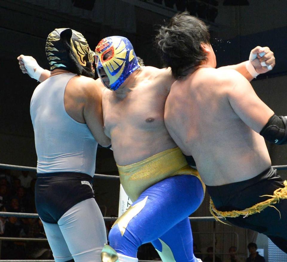 　ブラック・タイガー（左）とＫＥＮＳＯ（右）にラリアートを見舞うザ・コブラ