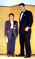 　ジャイアント馬場さん（右）のデビュー３５周年パーティーで夫婦そろって笑顔の元子さん＝１９９５年９月２９日