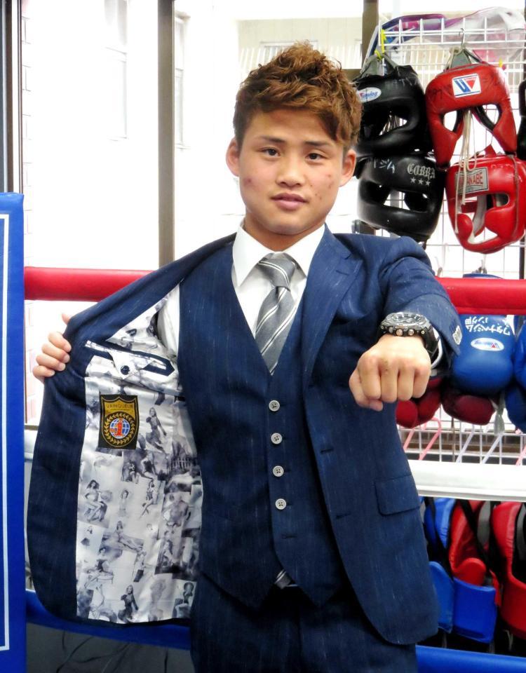 　新調したスーツの裏地を見せる京口紘人