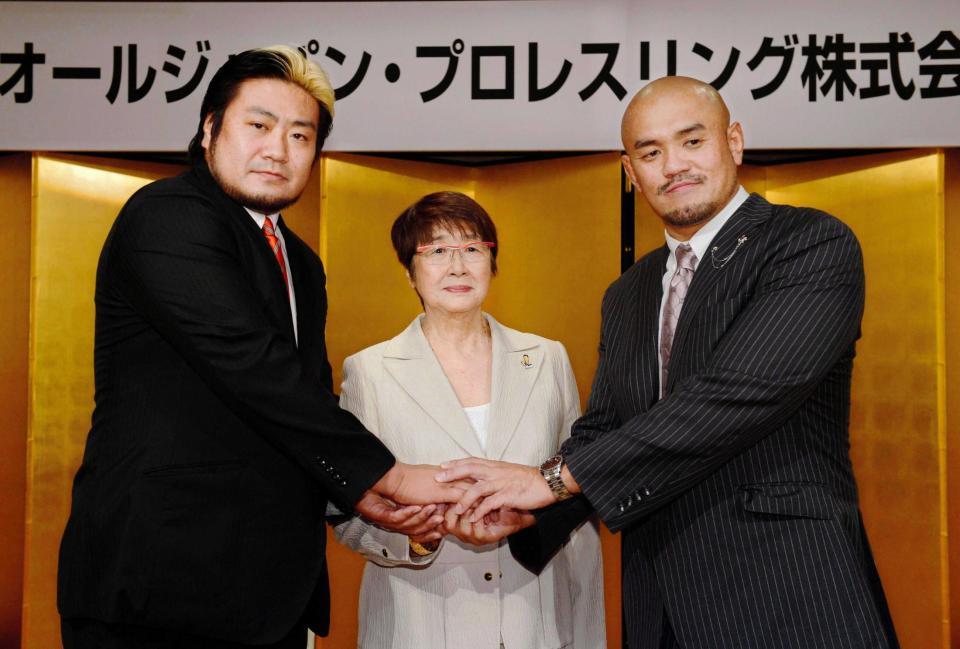 諏訪魔（左）、秋山（右）と握手を交わす元子さん（中央）＝１４年７月４日